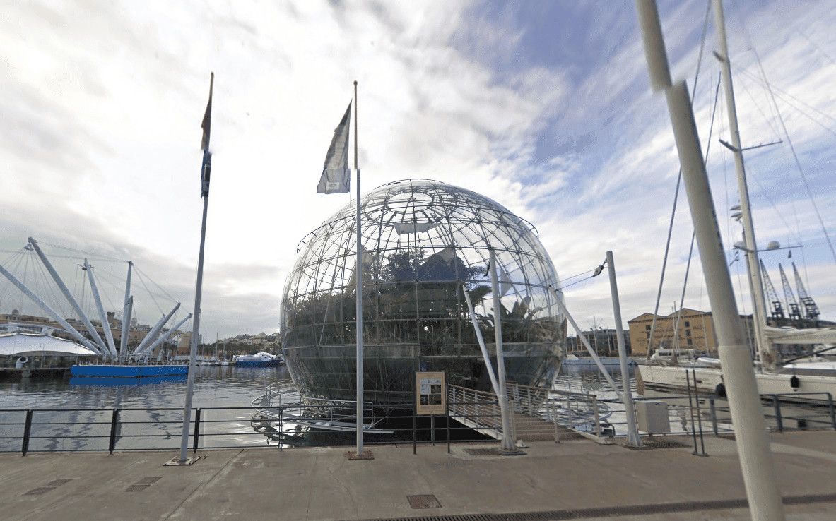 Biosfera di Genova, sfera in vetro e acciaio nel Porto Antico. La Biosfera di Genova, una sfera in vetro e acciaio nel cuore del Porto Antico