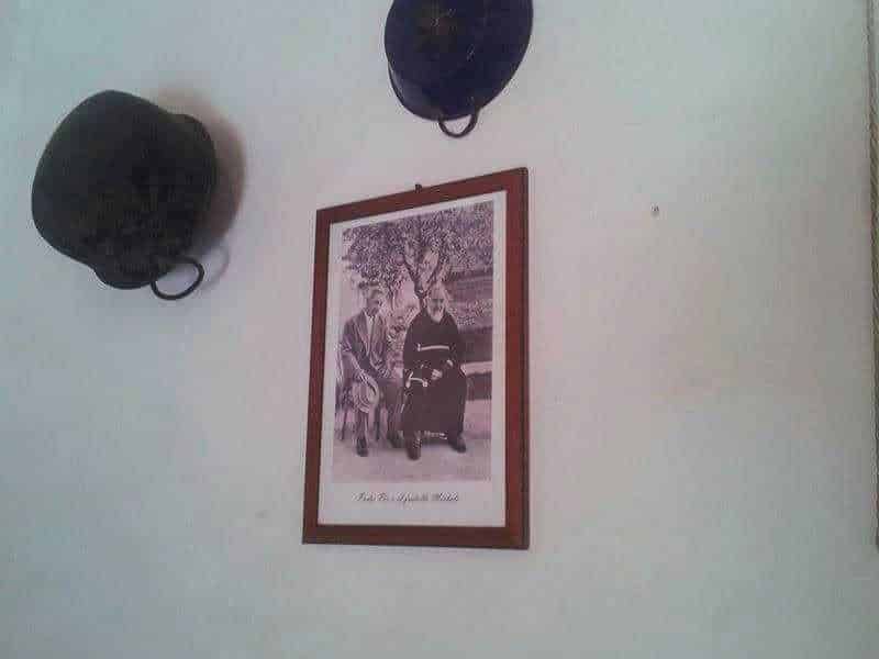 Remo vintage appoggiato alla parete con quadro in stile tradizionale appunti sul blog.