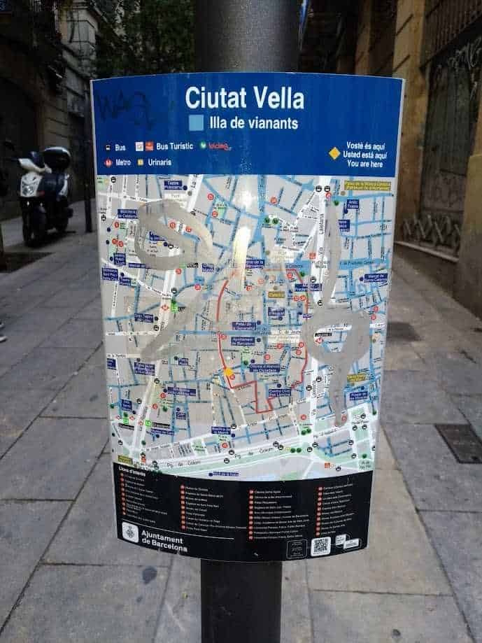 Cartellone con mappa di Ciutat Vella a Barcellona, dettagliato con linee di autobus, metrò e servizi pubblici, per orientarsi facilmente nel centro storico della città.