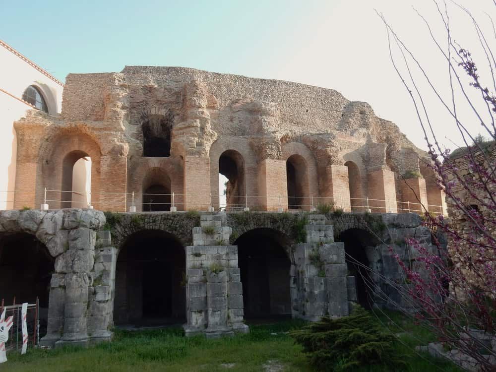 Arco di Traiano e resti romani