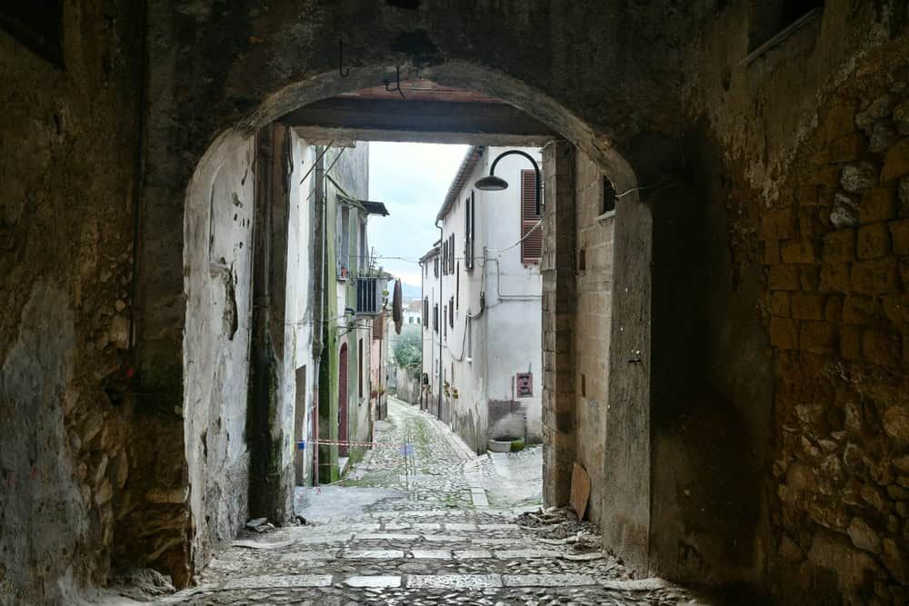 Stradina tra antiche case in pietra a Montesarchio