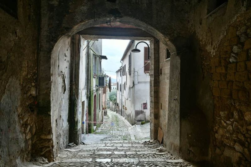 9 Borghi vicino Benevento da visitare 3 Stradina tra antiche case in pietra a Montesarchio