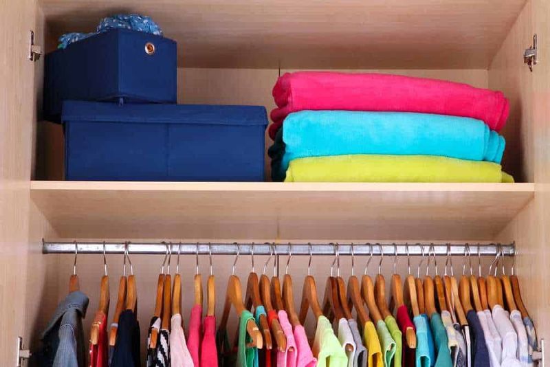 Vestiti appesi o piegati nell'armadio? 3 Vestiti colorati e organizzati in armadio