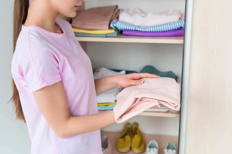 Vestiti appesi o piegati nell'armadio? 6 Armadio con vestiti piegati, fazzoletti di tessuto e scarpe, organizzazione dell'armadio, ordine in casa, consigli di organizzazione domestica, lifestyle, pulizia e ordine, appunti sul blog, tutorial organizzativi, lifestyle minimalista.