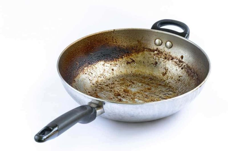 Come cucinare con pentole in acciaio inox 6 Pentola antiaderente usata, fondo bruciato, sporco per cucina, utensili da cucina usati, pulizia e manutenzione pentole.