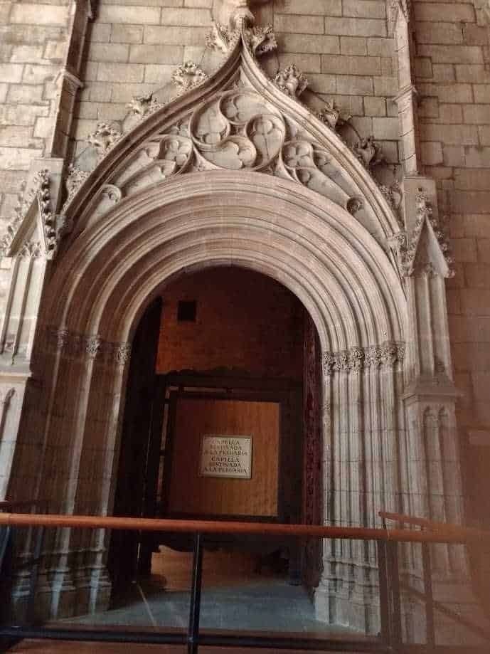 La cattedrale di Barcellona si chiama Santa Eulalia 5 Arcata gotica ingresso cattedrale stile, dettaglio architettonico chiesa antica, portale scolpito in pietra, decorazioni barocche sulla facciata, ingresso monumentale cattedrale in stile gotico, elementi decorativi artistici in pietra, architettura storica religiosa, porta in pietra della cattedrale, dettaglio della facciata gotica, decorazioni architettoniche religiose in pietra, porta in stile gotico antico, dettagli architettonici di cattedrali medievali, ingresso gotico elaborato, decorazioni artistiche in pietra di chiese antiche, stile architettonico gotico e barocco, dettagli artistici di portali religiosi, decorazioni scolpite sul portale in pietra, architettura religiosa medievale, dettaglio della scultura dell'ingresso, porta monumentale in pietra della cattedrale.