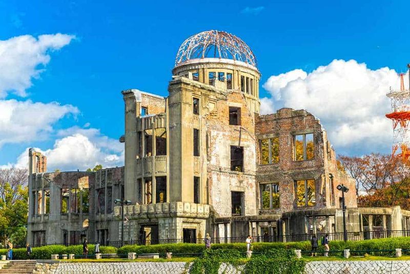 Tour Japan Golden Route in 10 giorni 5 Rovine della Torre di Hiroshima, memoria storica dell'olocausto nucleare, simbolo di pace e ricordo dell'uso delle armi di distruzione di massa.