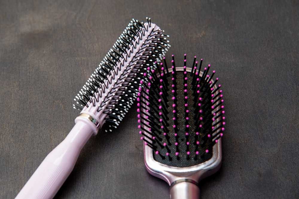 Capelli ricci colorati, donna con spazzola e pettine, igiene e cura dei capelli, stile alla moda, beauty hairstyle, routine di bellezza, prodotti per capelli, cura dei capelli ricci, tutorial di hair styling, Appunti Sul Blog.