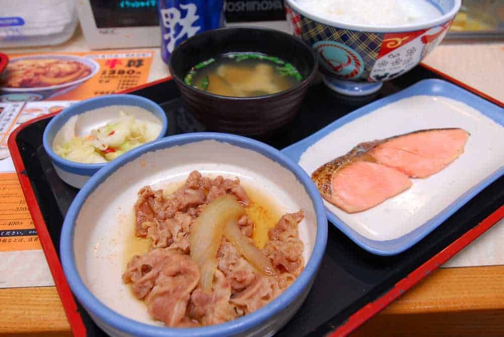 Sazuke di pesce e carne con riso e zuppa miso, tipico pasto giapponese. Menu di cucina giapponese con piatti tradizionali, alimenti tipici e una presentazione autentica in stile giapponese.