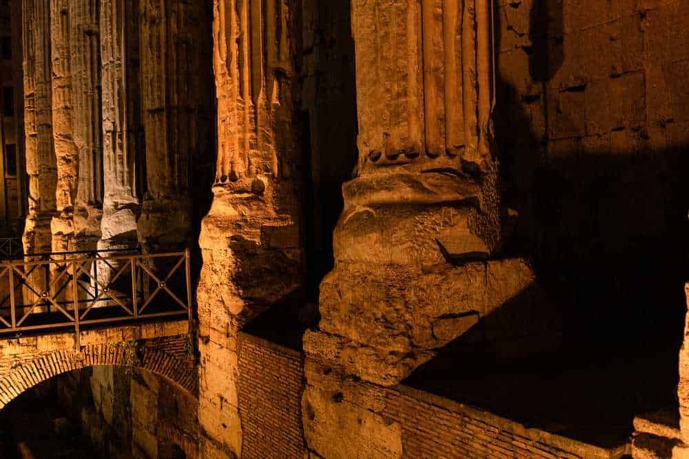 Antiche colonne di Roma illuminate di sera, esplorando il patrimonio archeologico italiano.