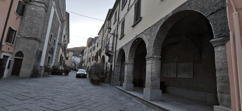 Portico di Romagna il paese di Dante e Beatrice 2 Vecchia strada di pietra con archi in pietra e edifici storici su strada di montagna in Italia, atmosfera tranquilla, architettura antiquata, viaggi in Italia, centro storico.