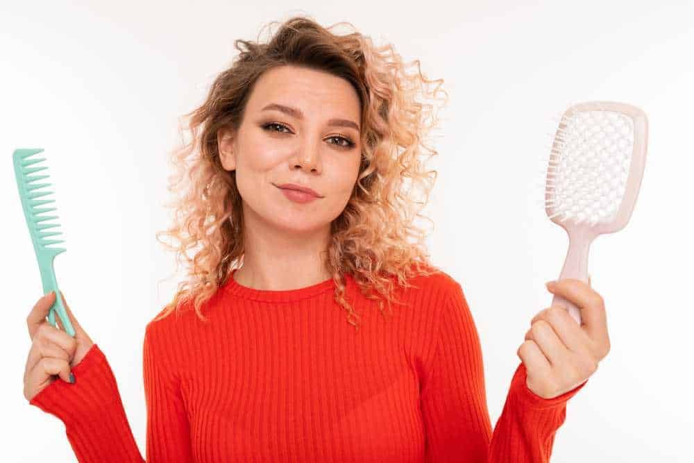 Pettini per capelli: Capelli ricci colorati, donna con spazzola e pettine, igiene e cura dei capelli, stile alla moda, beauty hairstyle, routine di bellezza, prodotti per capelli, cura dei capelli ricci, tutorial di hair styling, Appunti Sul Blog.