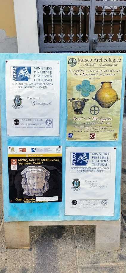 Cosa vedere a Guardiagrele e dintorni Abruzzo 10 Anticoquiszione mostra poster di un museo archeologico con manufatti storici, artefatti d'epoca medievale e avvisi culturali, pubblicati per promuovere eventi, esposizioni e attività dedicate alla storia e all'archeologia a Guardiagrele.