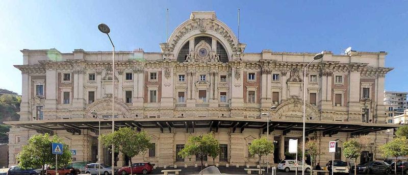 Stazione treni Mergellina a Napoli 2 Stazione mergellina napoli: Stazione ferroviaria storica a Napoli con architettura elegante e dettagli ornamentali.