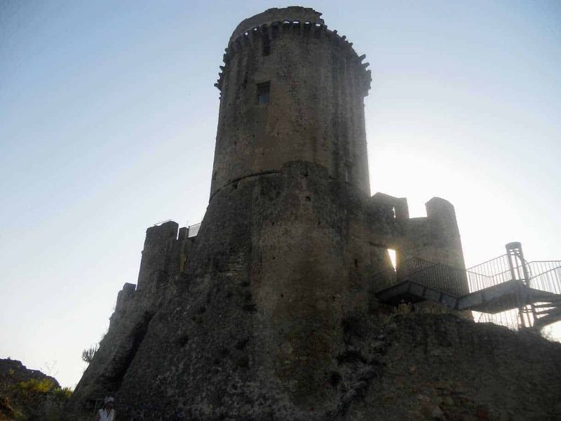 Scavi di Velia Paestum cosa vedere in 2 ore 9 Torre medievale in pietra con vista al tramonto, castello storico e monumento antico, destinazione turistica in Italia.