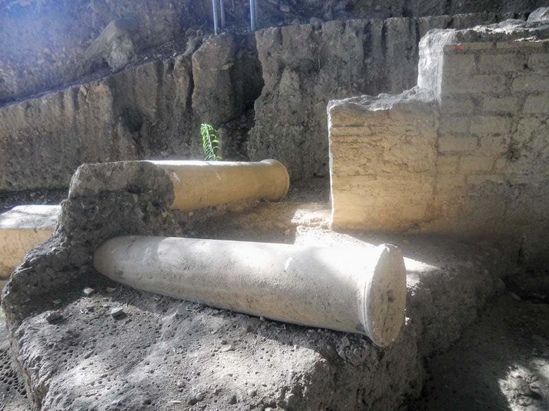 Scavi di Velia Paestum cosa vedere in 2 ore 14 Vecchi resti di strutture archeologiche o ruderi di antiche costruzioni in pietra e mattoni, scoperti durante scavi o scoperte storiche, con luci e ombre naturali.