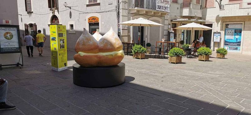 Cosa vedere a Guardiagrele e dintorni Abruzzo 14 File name: statua-sedile-biscotto-piazza.jpg.
