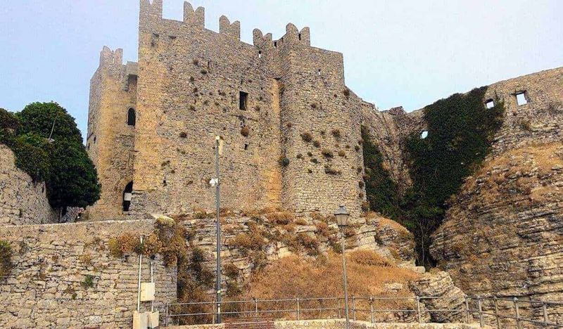 Castellammare del Golfo attrazioni e dintorni 11 Majestic castello medievale su una roccia, con mura in pietra e merlature, immerso in un paesaggio storico, perfetto esempio di architettura antica e cultura locale.