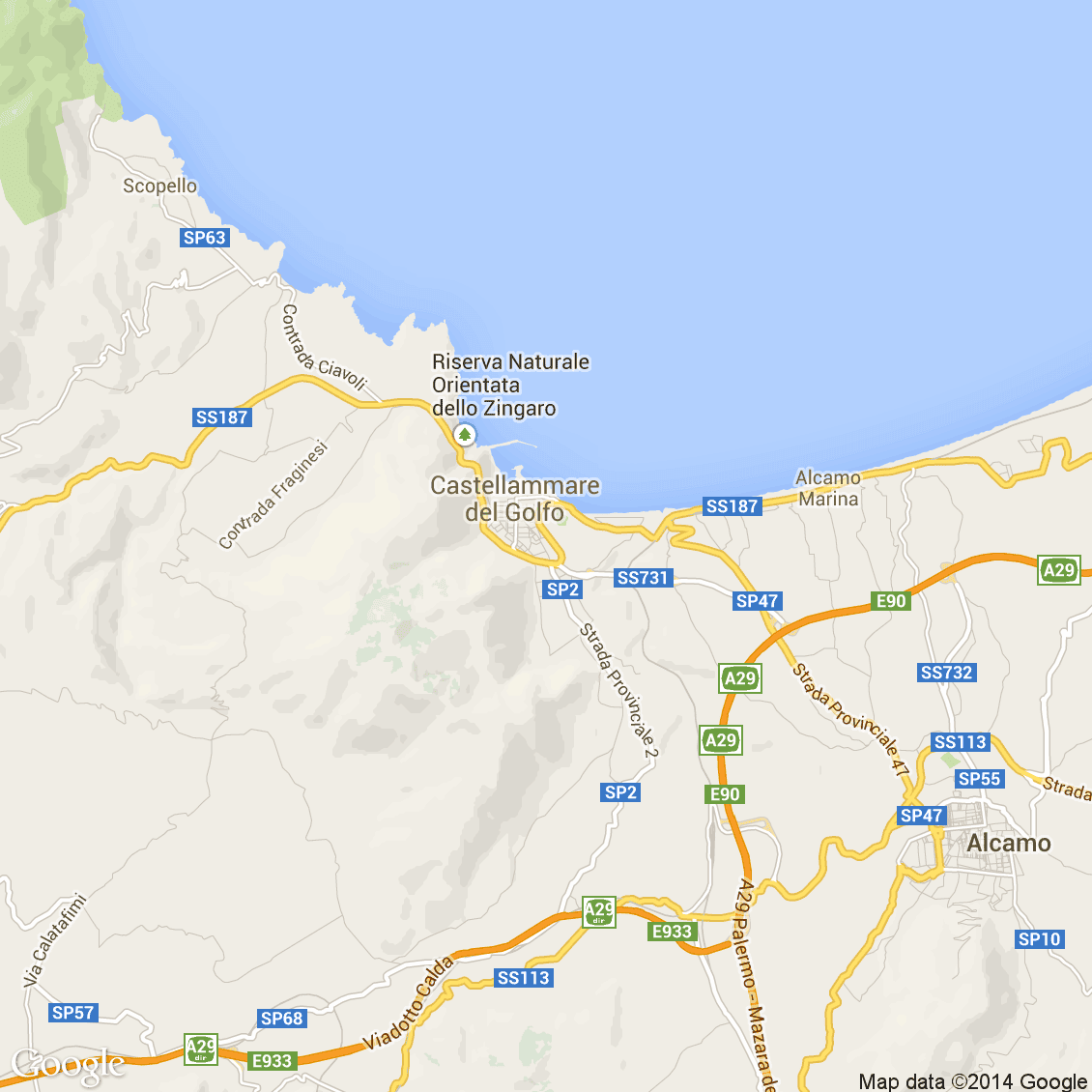 Riserva naturale Orientata dello Zingaro vista sulla costa siciliana con mare azzurro e scogliere scoscese, vicino a Castellammare del Golfo, Sicilia, Italia.