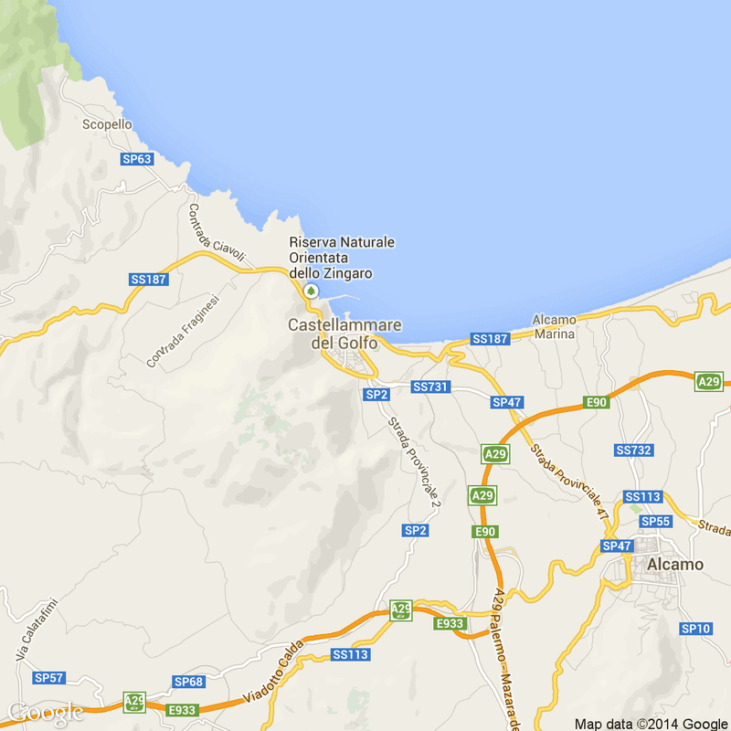 Castellammare del Golfo attrazioni e dintorni 14 Riserva naturale Orientata dello Zingaro vista sulla costa siciliana con mare azzurro e scogliere scoscese, vicino a Castellammare del Golfo, Sicilia, Italia.