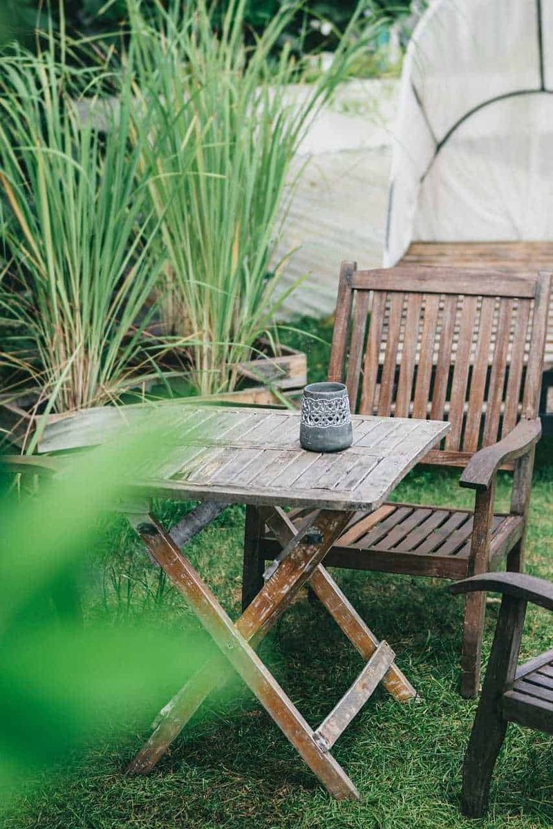 È tempo di arredare il giardino per la bella stagione 2 Giardino in primavera: Rustico-tavolo-in-legno-con-sedia-in-legno-e-lampada-da-tavolo-in-stile-vintage-in-un-giardino-verdure-greenery-ambientazione-esterno-giardino-paesaggio-esterno-30a4b1d4-ec9b-48d9-89f7-3b8e7a8b15b9.jpg.
