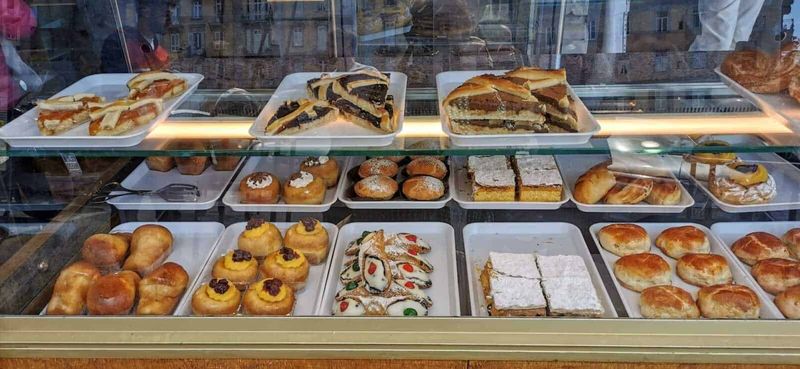 Stazione treni Mergellina a Napoli 9 Dolci e pasticceria in vetrina di una panetteria italiana, tra croissant, torte e dessert tradizionali.