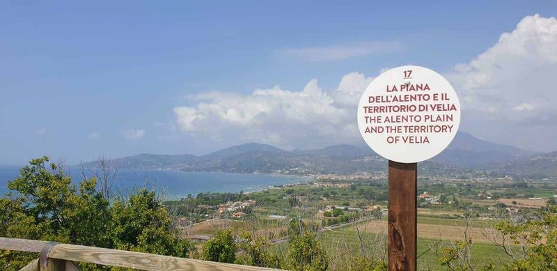 Scavi di Velia Paestum cosa vedere in 2 ore 10 VISTA PANORAMICA DELLE TERRE DEL PIANO DELL’ALENTO E DEL TERRITORIO DI VELIA, CON MONTAGNE, MARE E PAESAGGI RUSTICI, IN UNA GIORNATA SOLEGGIATA.