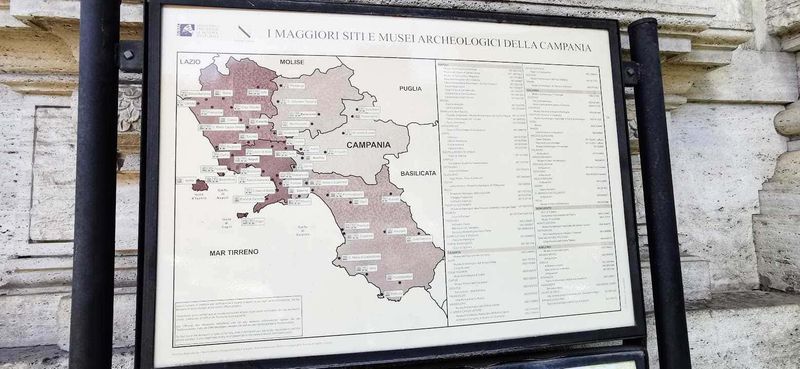 Stazione treni Mergellina a Napoli 7 Site archeologici della Campania, mappa dei principali musei archeologici e siti storici della regione, con elenco dettagliato dei luoghi di interesse storico e culturale.