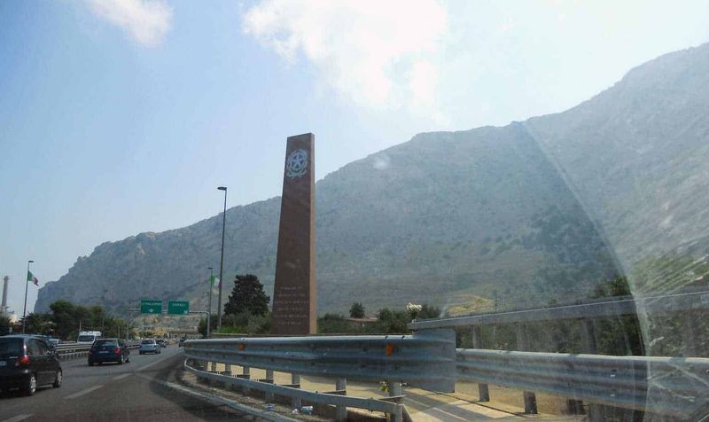 Monumento alla Strage di Capaci: Storia e Simbolismo 5 Monumento alla Strage di Capaci simbolismo
