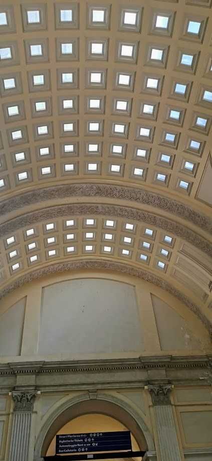 Pannello di vetro sottostante un soffitto con cassette di lucernari quadrati in stile neoclassico.