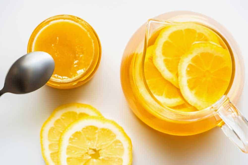 Limone fresco e acqua aromatizzata in una brocca a base di limoni tagliati e acqua aromatizzata, ideale per bevande rinfrescanti e detox naturale.