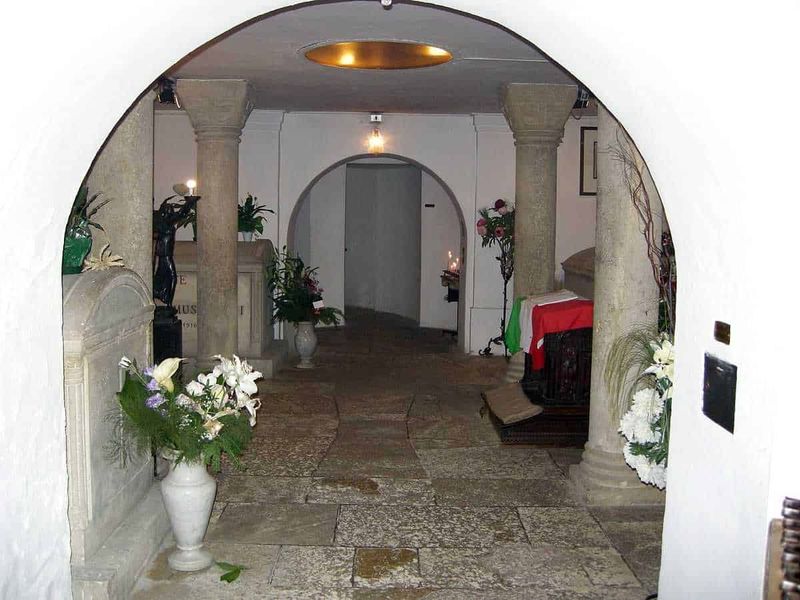 Cripta di Mussolini a Predappio: guida al Cimitero 6 Architettura e design della Cripta