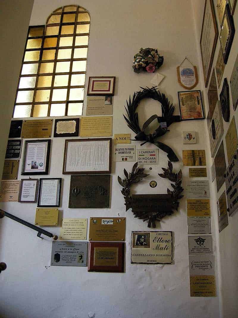 riconoscimenti storici in una parete di una chiesa 