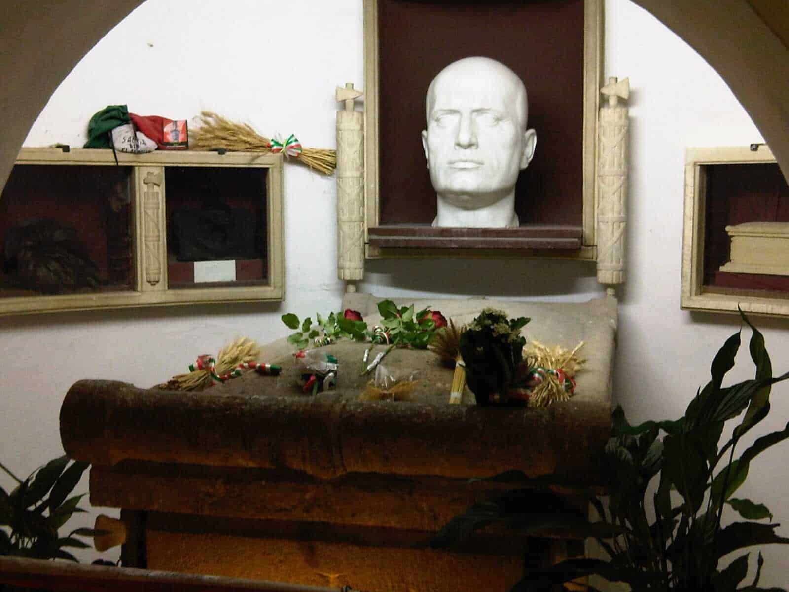 Busto della figura di Benito Mussolini, 