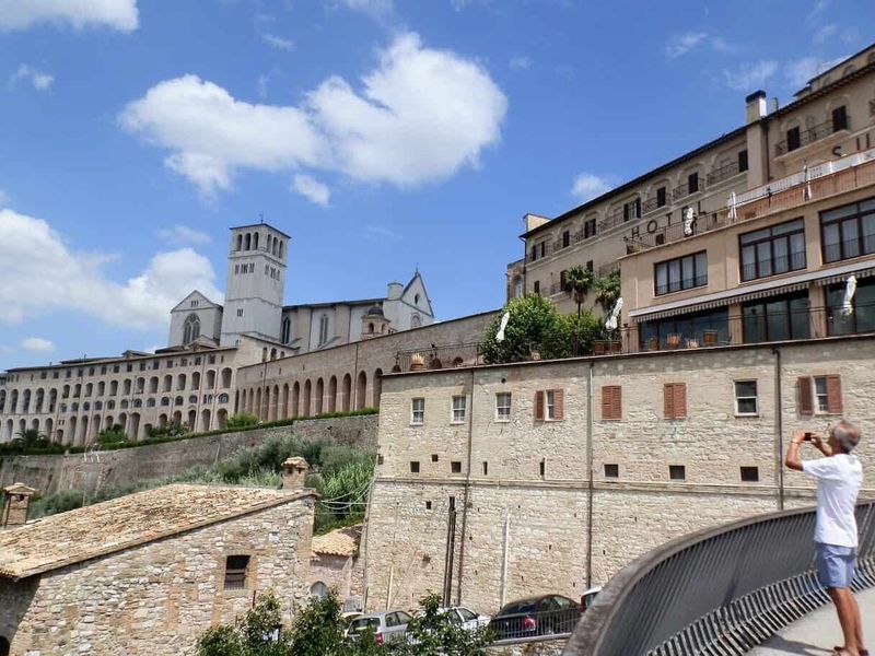Assisi cosa vedere: itinerario tra arte e patrimonio UNESCO (2026) 5 La Basilica di San Francesco vista dal basso