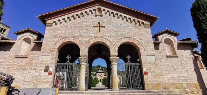 Cripta di Mussolini a Predappio: guida al Cimitero. L'ingresso del Cimitero Monumentale di San Cassiano in Pennino