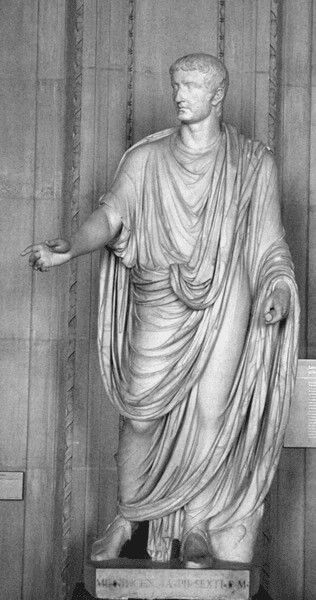 Antico statuario romano, scultura in marmo di un uomo vestito con toghe romane, rappresenta l'arte classica e la storia dell'antica Roma.