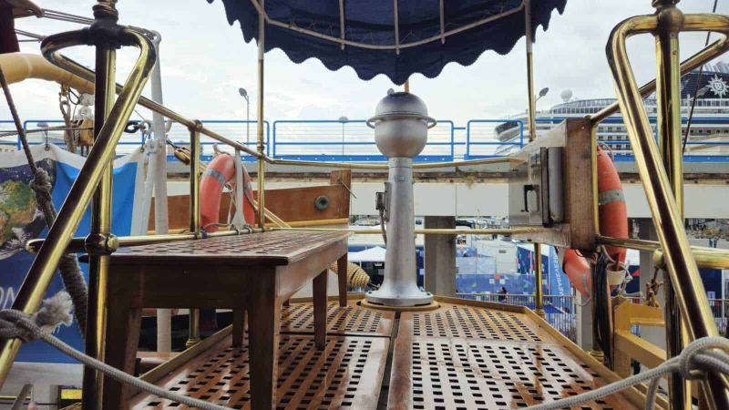 Amerigo Vespucci a Napoli 2025: cosa sapere 13 Passeggiata sul ponte della nave, dettagli delle strutture in legno e metallo, sicurezza con cavi e galleggianti, atmosfera marina, crociera di lusso, decorazioni nautiche, ambiente di viaggio in mare, foto di bordo.
