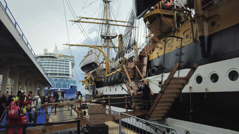 Amerigo Vespucci a Napoli 2025: cosa sapere 2 Nave storica e moderna attraccata al porto con visitatori e personale, evento pubblico di esposizione navale, attrazioni per appassionati di marineria e storia marittima, atmosfera di villaggio marittimo.