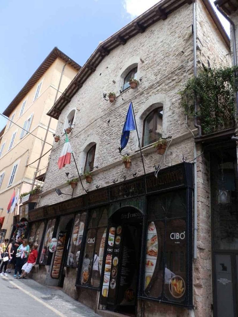 Assisi cosa vedere: itinerario tra arte e patrimonio UNESCO (2026) 10 Assisi cosa vedere tra arte e fede