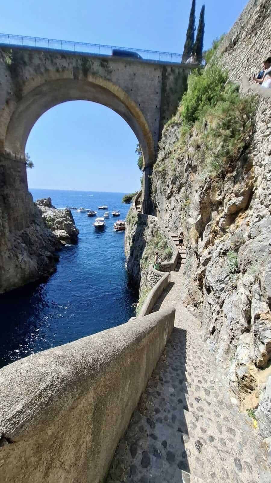 Elegante porta in legno massello con dettagli nella parte superiore e maniglione in ottone, ideale per l'ingresso di una casa moderna o tradizionale.