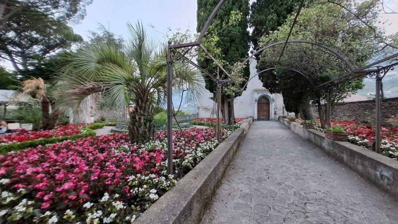 Stili dei portoni a Ravello: dal Medioevo al rustico 8 Stili dei portoni a Ravello dal medioevo al rustico