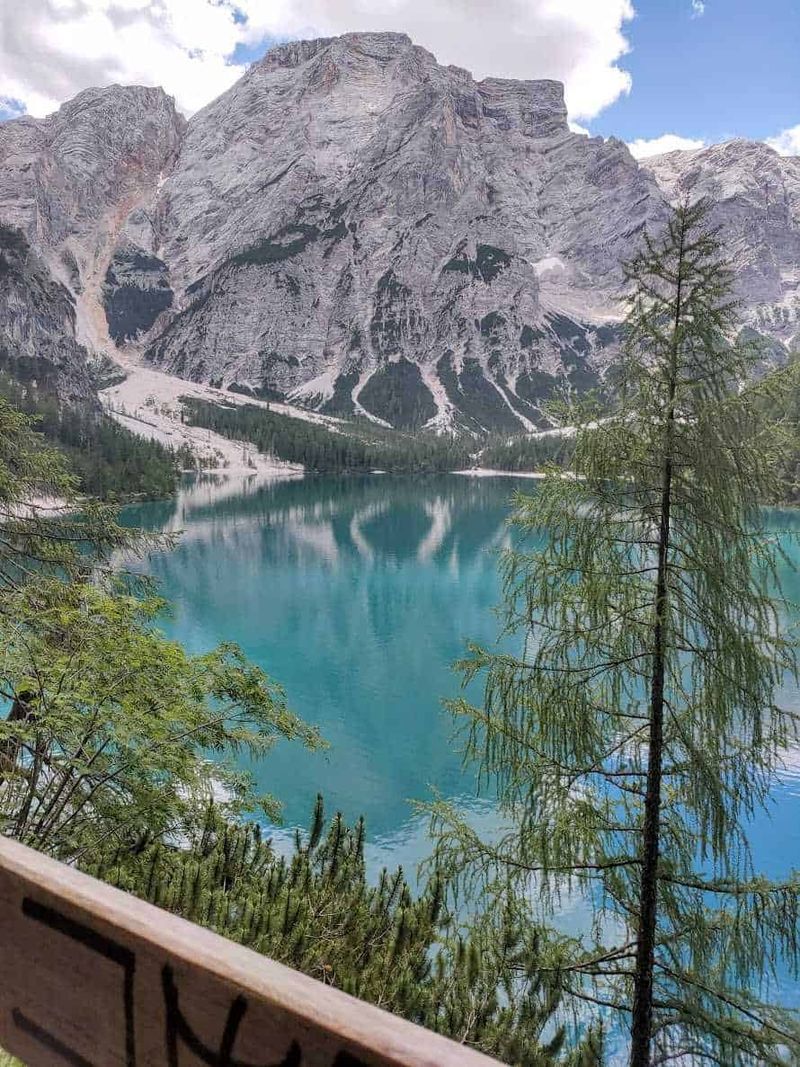 Cosa aspettarsi al Lago di Braies in inverno 6 Montagna e lago alpino cristallino in natura, paesaggio montano con acque turchesi e foresta di pini, ambiente naturale, scenari montani, alpeggi, relax e turismo outdoor.