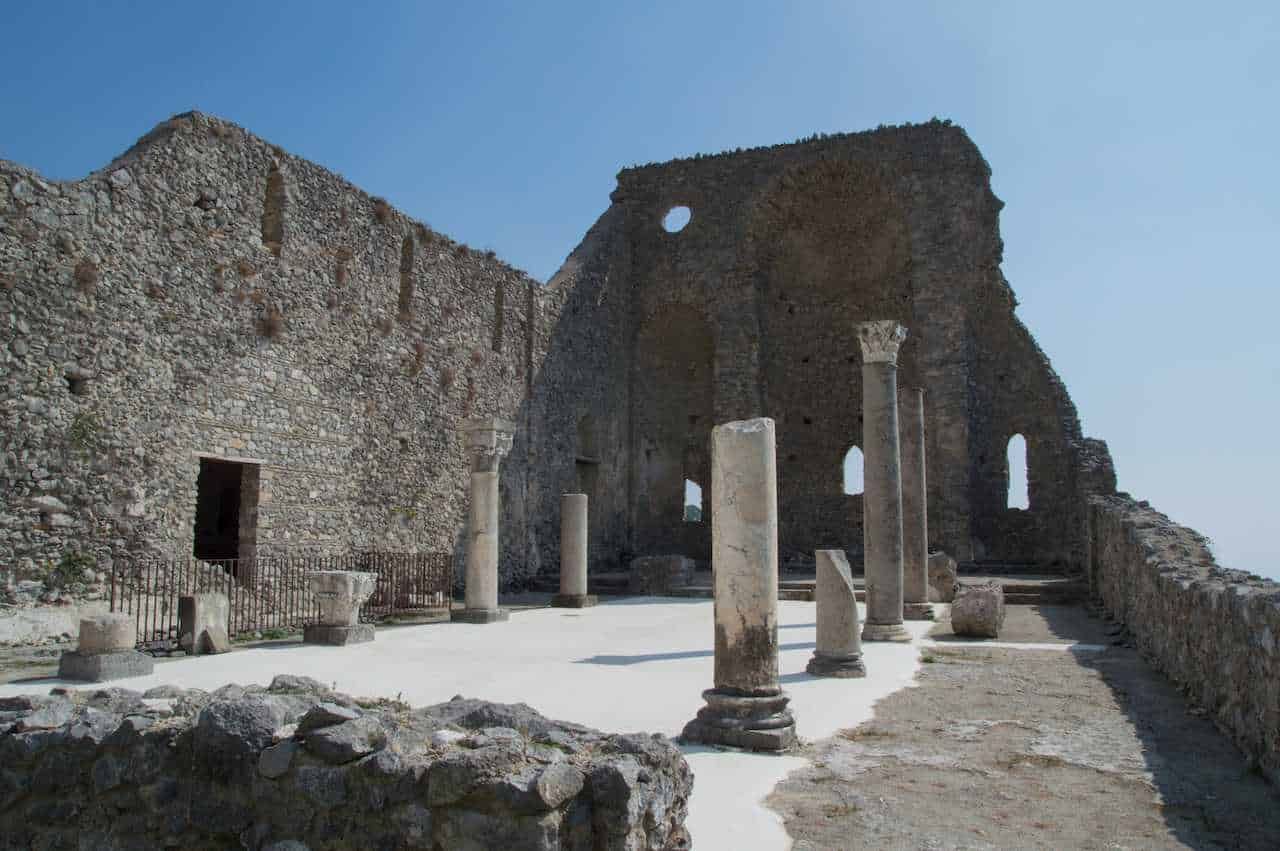 Antico sito archeologico con colonne e rovine di un edificio romano, resti storici di grande valore culturale e storico, visitabile nel sito archeologico di Pompei, Italia.