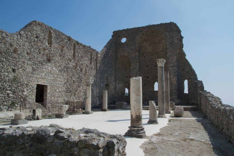 Cosa vedere assolutamente a Pontone, 8 siti 7 Antico sito archeologico con colonne e rovine di un edificio romano, resti storici di grande valore culturale e storico, visitabile nel sito archeologico di Pompei, Italia.