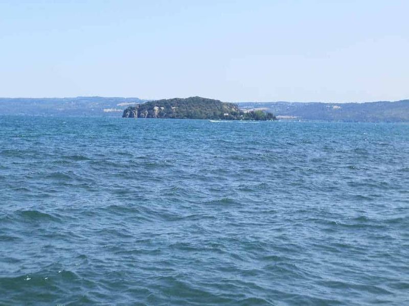 Marta (VT): cosa vedere, dove si trova e Fiume Marta | Lago di Bolsena 7 Isola Martana vista dal lungolago di Marta
