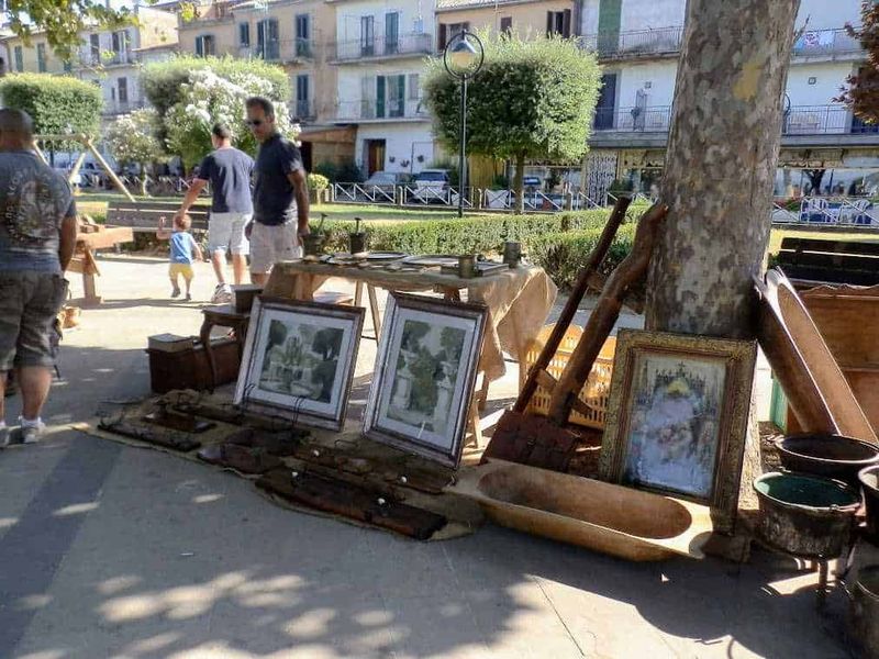 Marta (VT): cosa vedere, dove si trova e Fiume Marta | Lago di Bolsena 6 Mercatino in Via G. Marconi nel centro di Marta