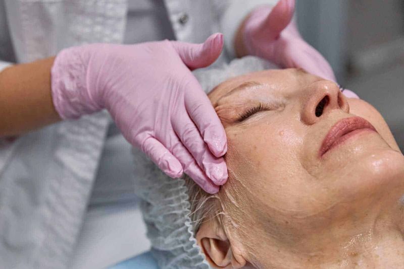 Chirurgia estetica all’Estero: Guida 2025 2 Pelle del viso, trattamento estetico anti-età, cura della pelle, centro estetico, bellezza e benessere, tecnica di massaggio facciale, kit estetico, cosmetici naturali, cura del viso.