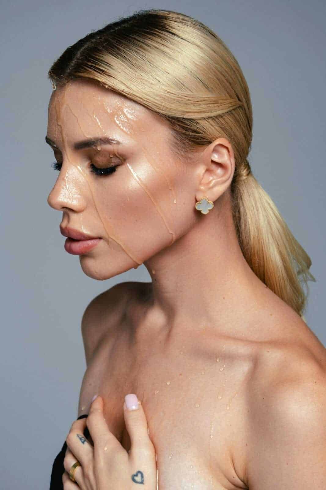 Make-up resistente all’acqua: l’alleato perfetto per l’estate. Idressurato su una modella con capelli biondi, pelle liscia e trucco naturale, questa immagine mostra un primo piano di bellezza e skincare, sottolineando l'importanza della cura della pelle e prodotti di alta qualità.