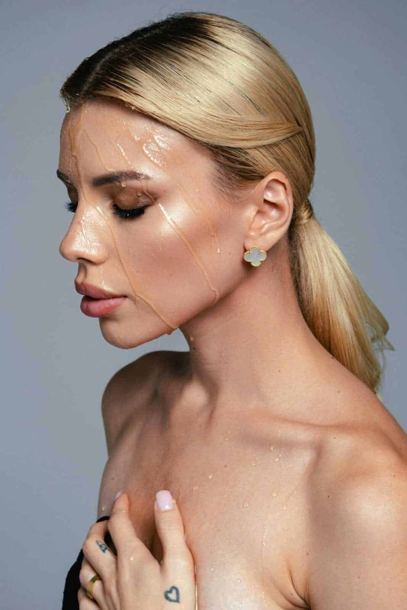 Make-up resistente all’acqua: l’alleato perfetto per l’estate 4 Make-up resistente all’acqua: l’alleato perfetto per l’estate. Idressurato su una modella con capelli biondi, pelle liscia e trucco naturale, questa immagine mostra un primo piano di bellezza e skincare, sottolineando l'importanza della cura della pelle e prodotti di alta qualità.